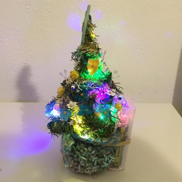 HANDCRAFTED ROBIN MINI 5 INCH TREE - Picture 4 of 4